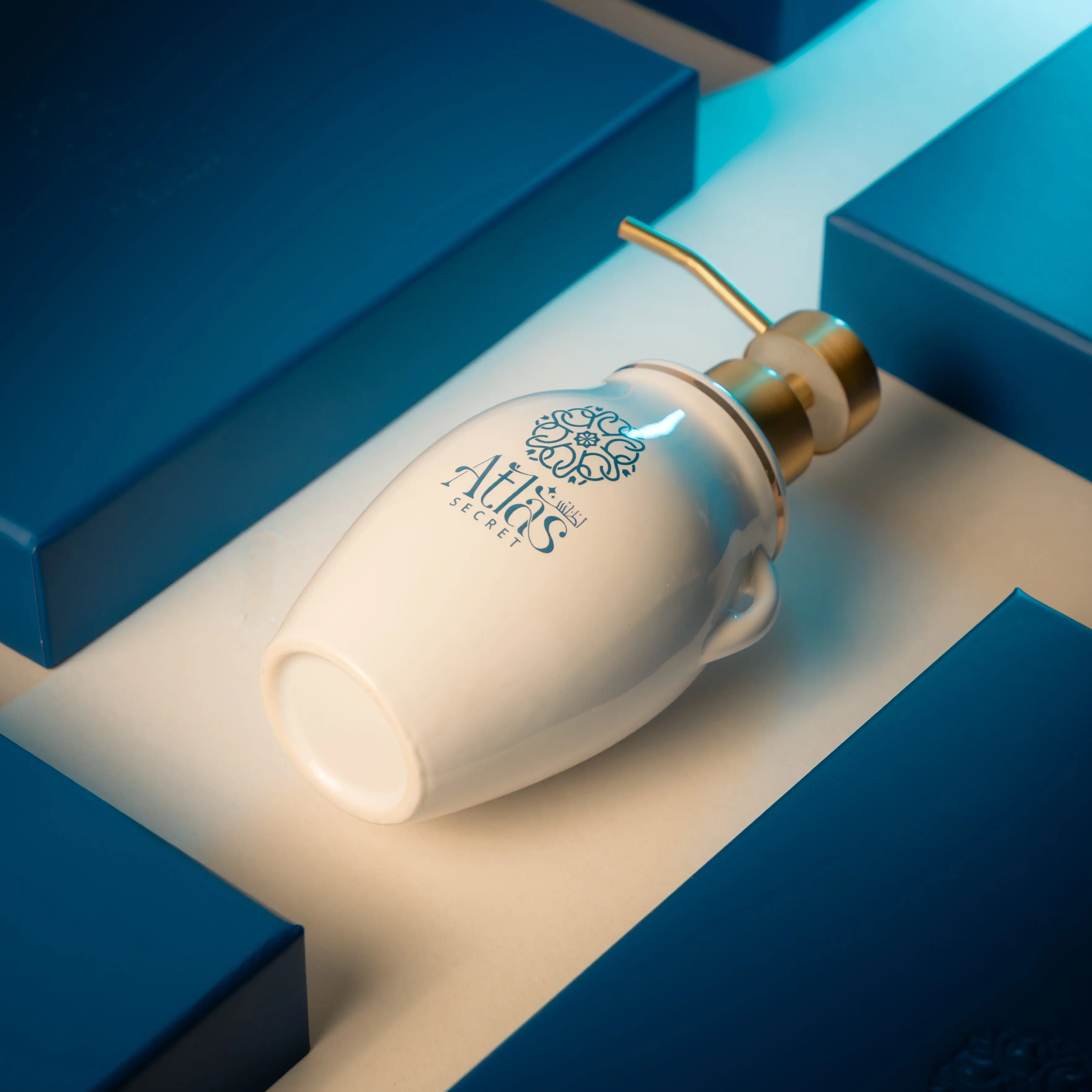 La Tanjia avec son écrin en similicuir et son savon mains liquide Atlas Secret