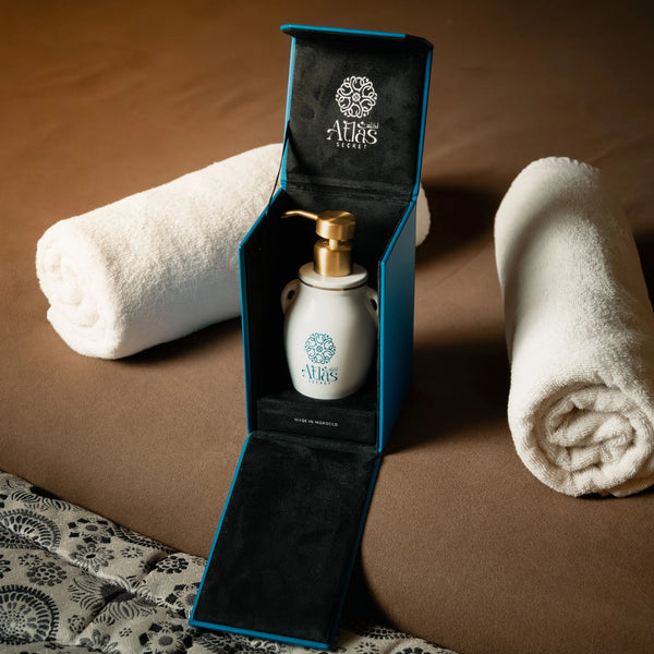 La Tanjia avec son écrin en similicuir et son savon mains liquide Atlas Secret